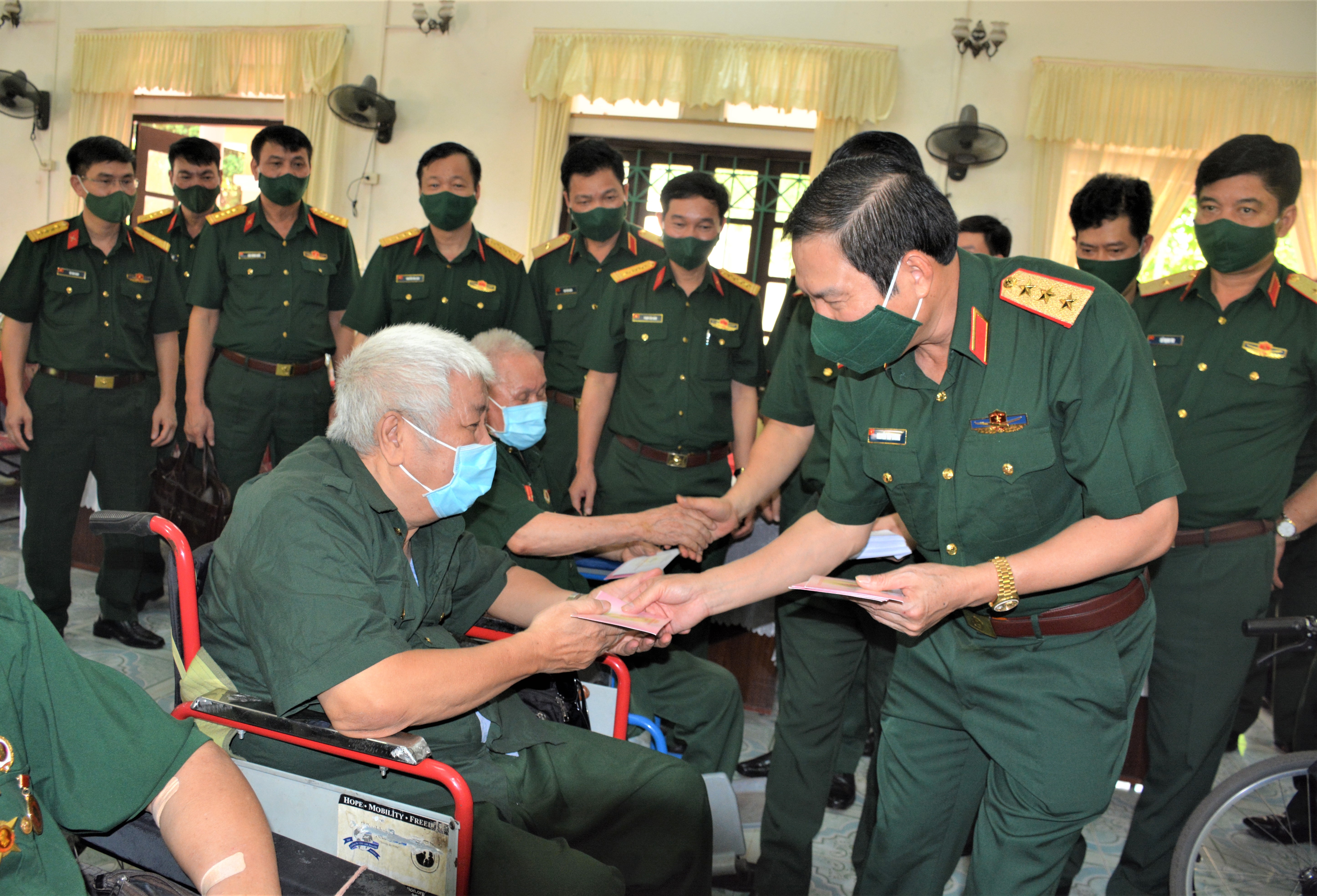 Thượng tướng Nguyễn Tân Cương thăm, tặng quà Trung tâm điều dưỡng thương binh Duy Tiên